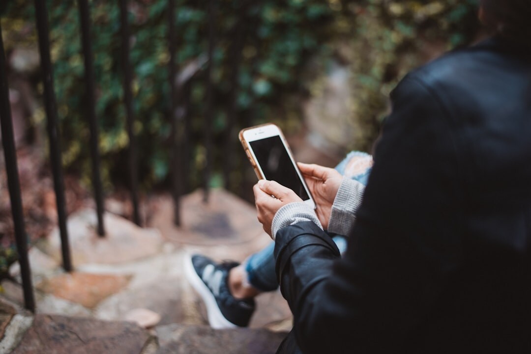 mobile phone reading blog